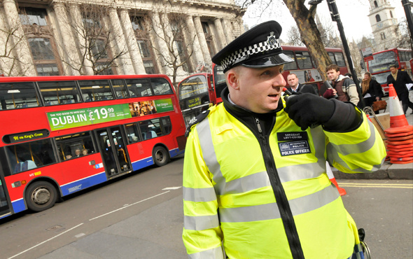 Londra'da acil durum alarmı yollar kapatıldı