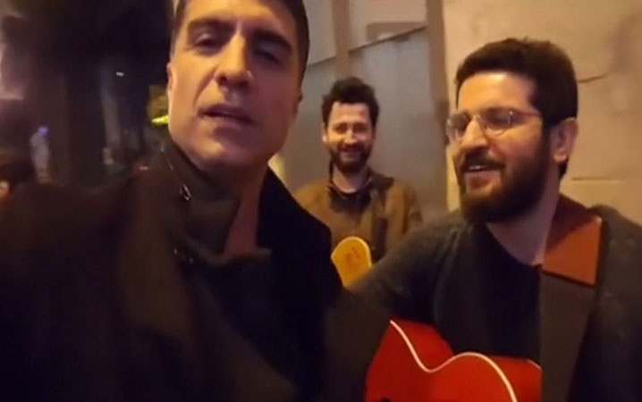Özcan Deniz'den sokak müzisyenleriyle düet!