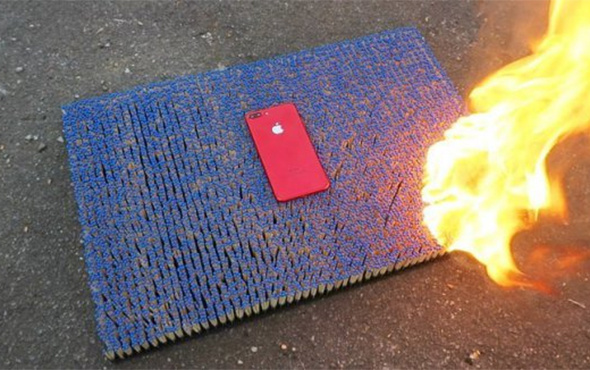 10.000 kibrit üzerinde kırmızı iPhone 7 yakılıyor