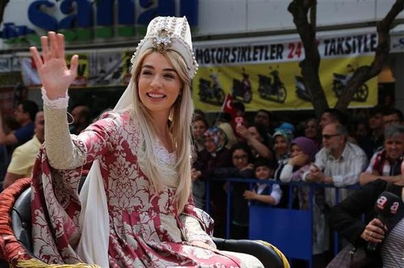 Birbirlerini ezdiler izdiham yarattılar bakın ne için