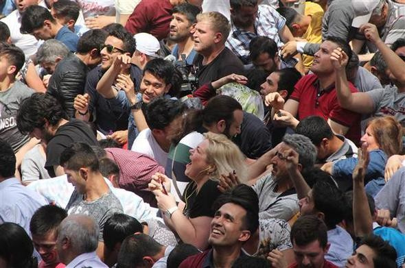 Birbirlerini ezdiler izdiham yarattılar bakın ne için