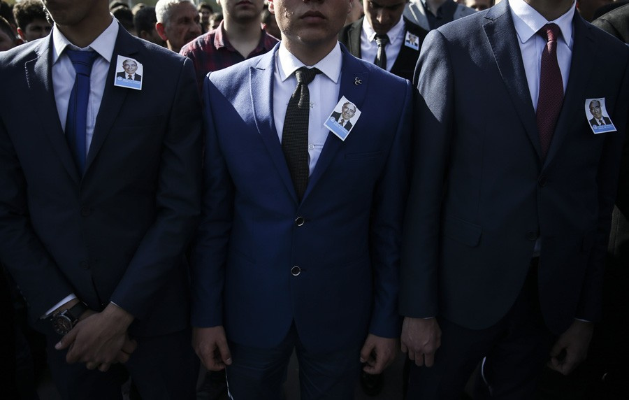 MHP lideri Bahçeli Alparslan Türkeş'in mezarınının başında...