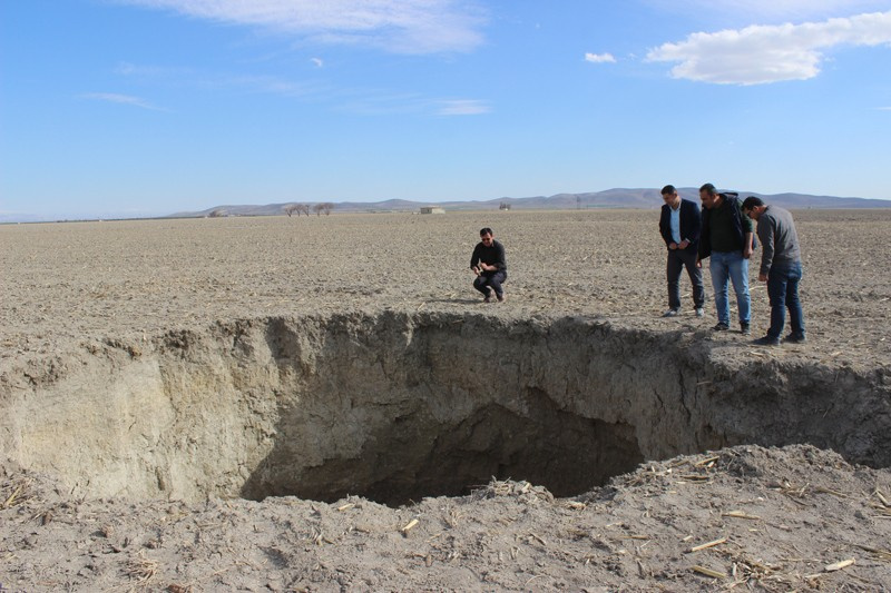 Konya'da tarlaya giden çiftçi dehşete düştü 40 metre çapında