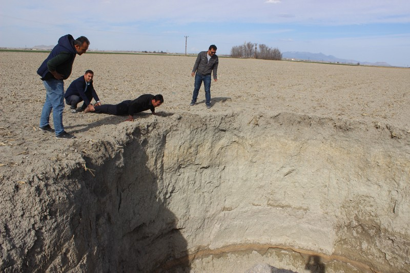Konya'da tarlaya giden çiftçi dehşete düştü 40 metre çapında