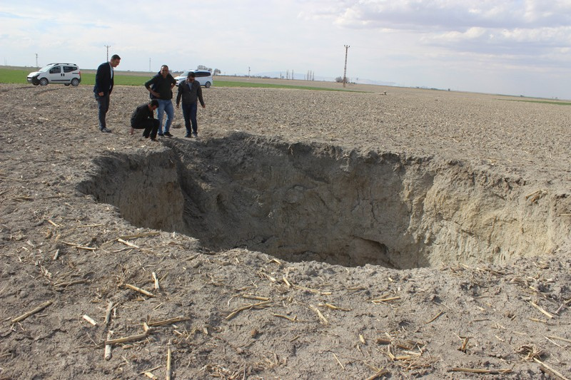 Konya'da tarlaya giden çiftçi dehşete düştü 40 metre çapında