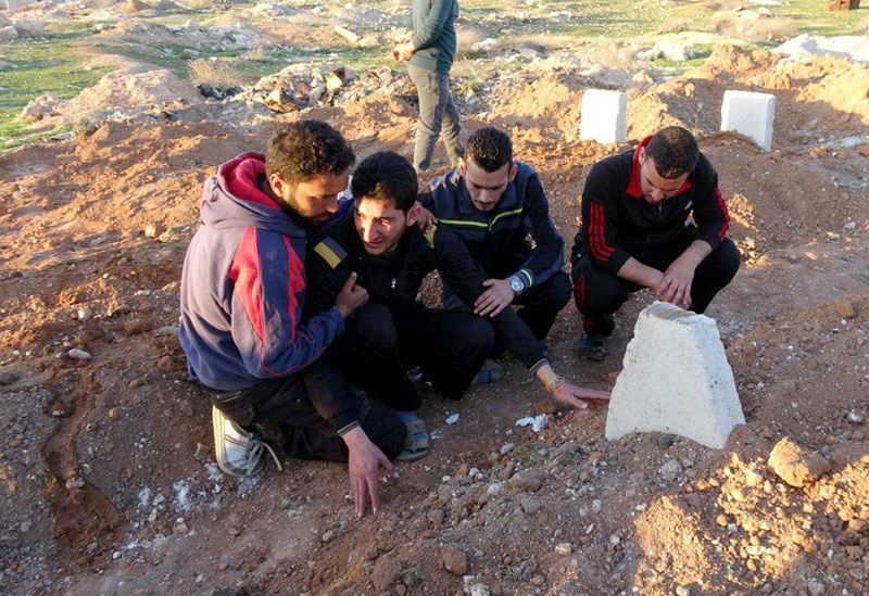 İdlib'de ikiz bebeklerini kaybeden baba konuştu