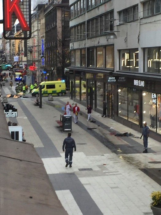 İsveç’te kamyonla saldırı olay yerinden ilk görüntüler
