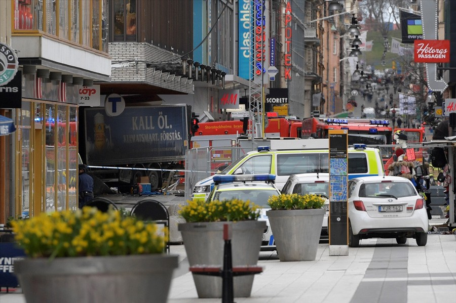 İsveç’te kamyonla saldırı olay yerinden ilk görüntüler