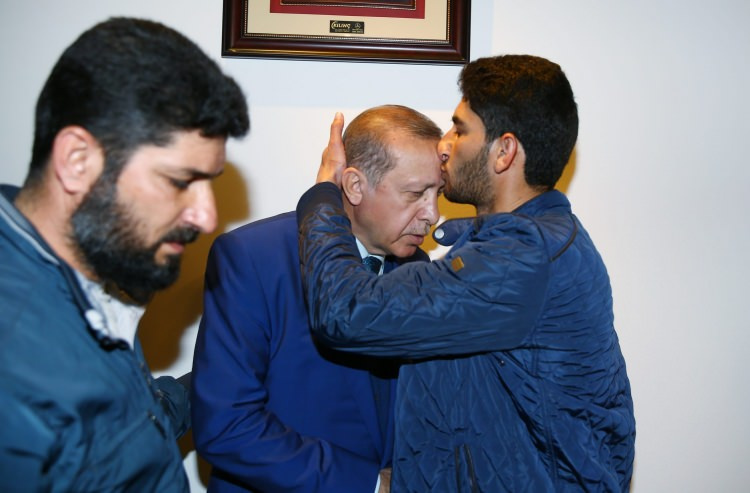 Sarın gazıyla öldürülen ikizlerin babası Erdoğan ile buluştu