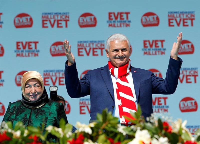 Erdoğan ve Yıldırım İzmir Gündoğan'ı kırmızı beyaza bürüdü
