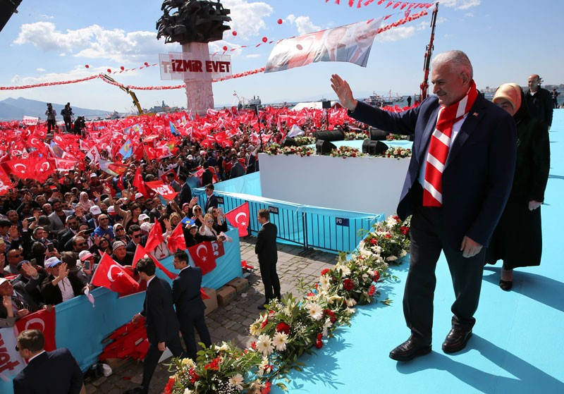 Erdoğan ve Yıldırım İzmir Gündoğan'ı kırmızı beyaza bürüdü