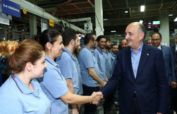 Mehmet Müezzinoğlu 1 Mayıs'ı işçilerle kutladı