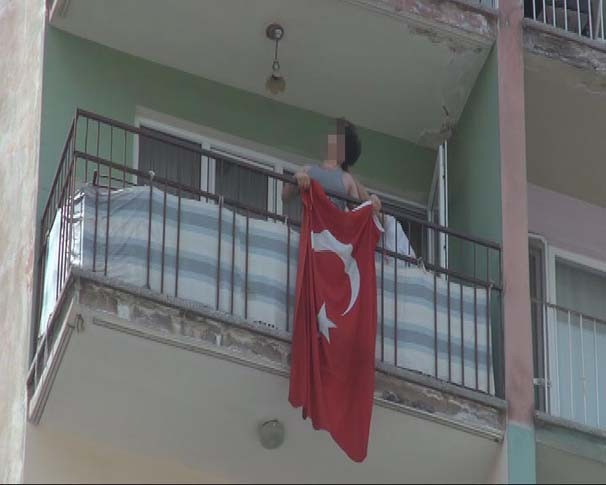 HDP'lilere tepki gösterdi, saçından tutulup içeriye çekildi!