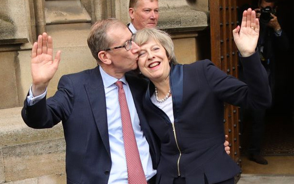 Theresa May ile eşi Philip May'in büyük aşkı öyle biri tanıştırmış ki...
