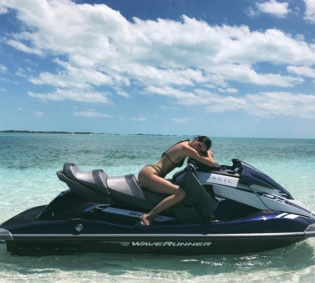 Kendall Jenner ve Bella Hadid'den jet-ski şov