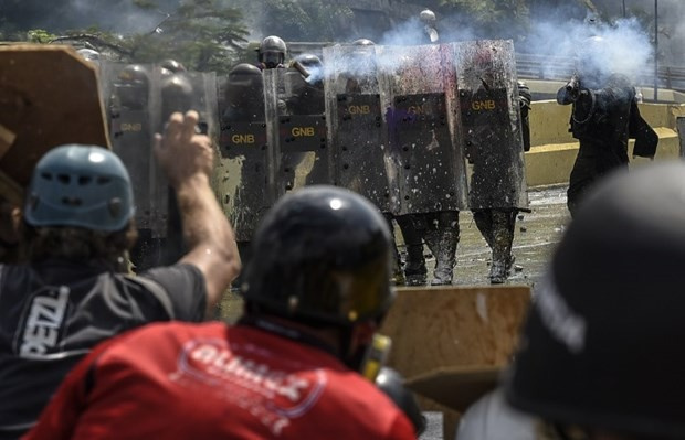 Ne taş ne molotof polise ne attıklarını hayal bile edemezsiniz!