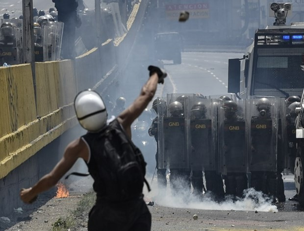 Ne taş ne molotof polise ne attıklarını hayal bile edemezsiniz!