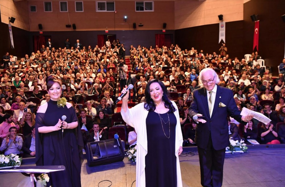 Maltepe Belediyesi Anneler Günü konserinde Türkan Şoray sürprizi