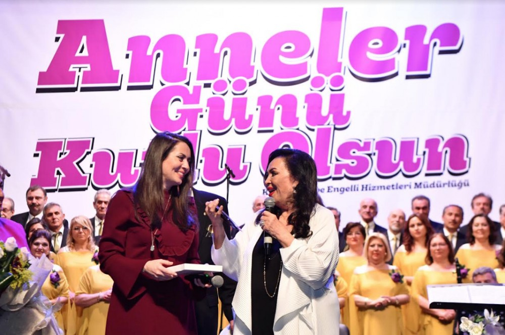 Maltepe Belediyesi Anneler Günü konserinde Türkan Şoray sürprizi
