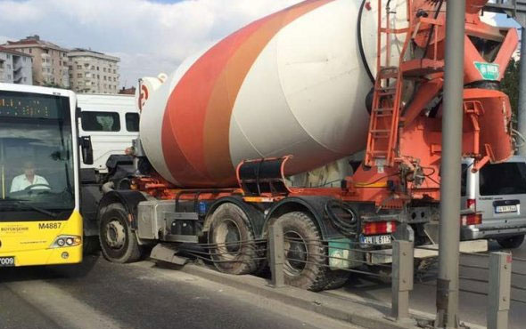  Beton mikseri ile halk otobüsü çarpıştı ölü ve yaralılar var