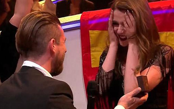 Eurovision'da evlilik teklifi