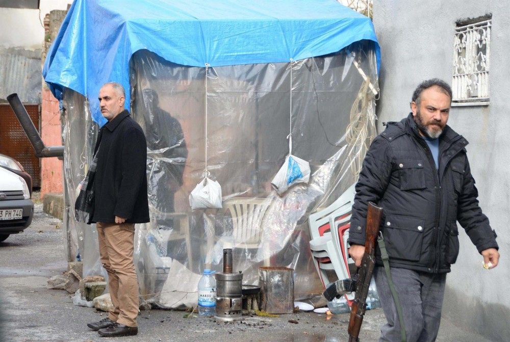 Polis gözetiminde gizemli kazı