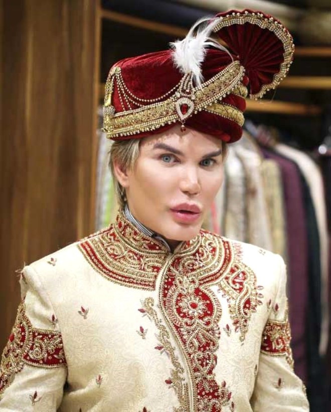 Oyuncak bebek Ken�e benzemek için yapmadığı şey kalmadı