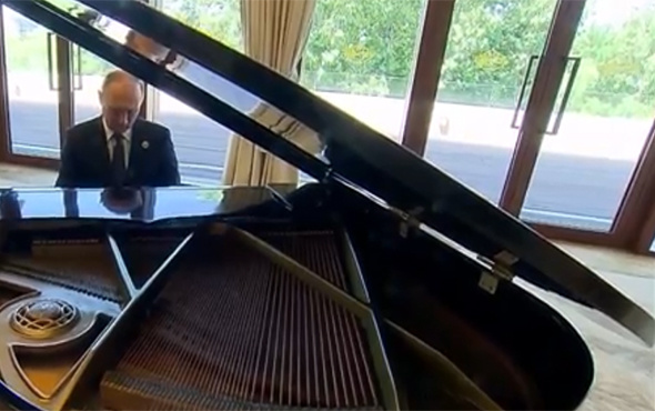 Rusya Devlet Başkanı Putin, Pekin’de piyano başına geçti