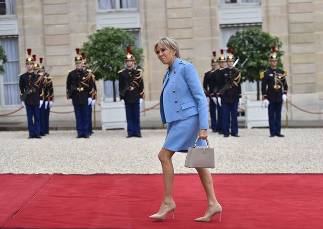 First Lady ödünç kıyafetle törene katıldı