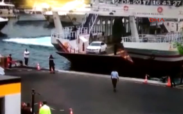 Boğaz'da arabalı vapurun lüks tekneye çarptığı an kamerada