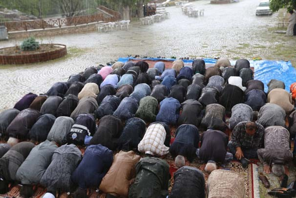 Yağmur duasına çıktılar yağmura yakalandılar