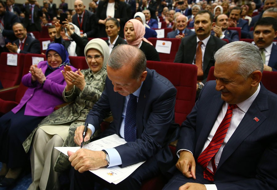 Erdoğan 33 ay sonra AK Parti'de işte tarihi imzayı attığı an