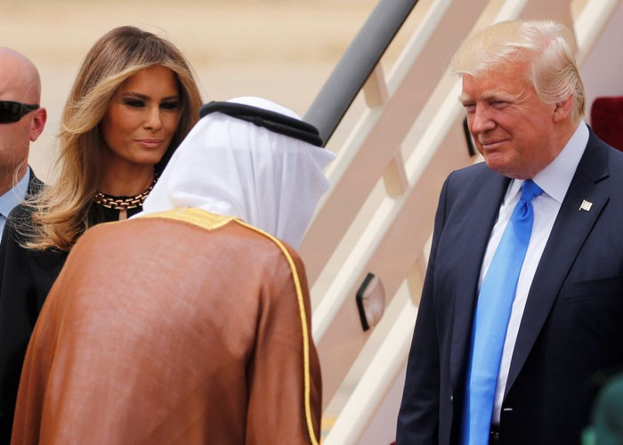 Melenia Trump'ın Suudi Arabistan'da giydiği kıyafet olay oldu