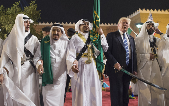 Donald Trump ile Suudi Kral Selman'ın kılıç dansı