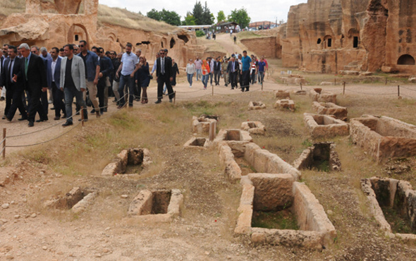 Mardin'de tarihi mezarlık ziyarete açıldı