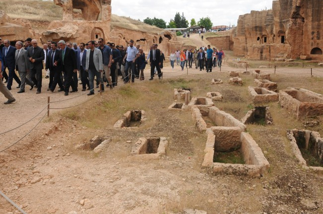 Mardin'de tarihi mezarlık ziyarete açıldı