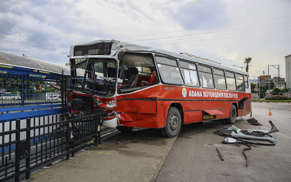 Adana'da iki belediye otobüsü çarpıştı