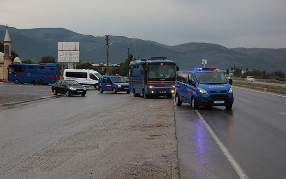 FETÖ sanıklarını taşıyan cezaevi aracı kaza yaptı!