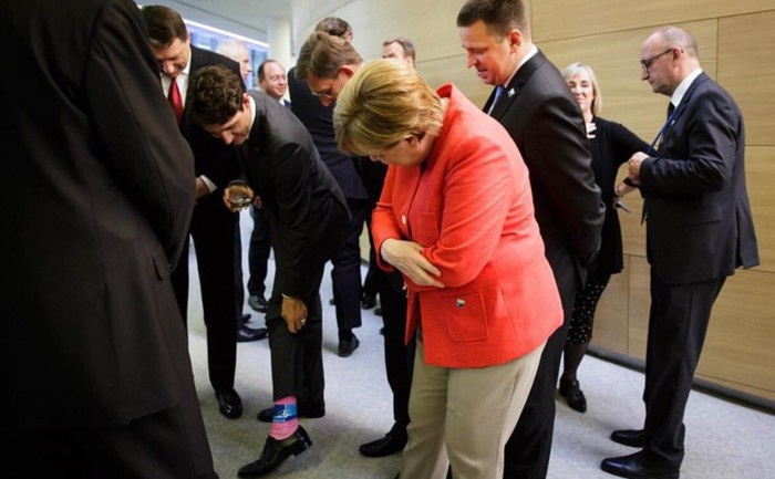 Trudeau'nun çorapları Merkel'i şaşırttı!