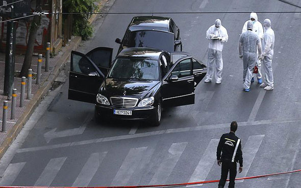 Yunanistan'da eski başbakanlardan Papadimos'a bombalı saldırı