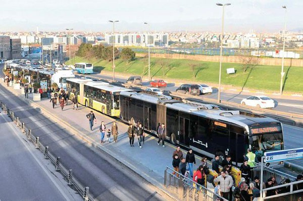 Sefaköy'de metrobüsü karıştıran olay! Genç kız çığlık atınca