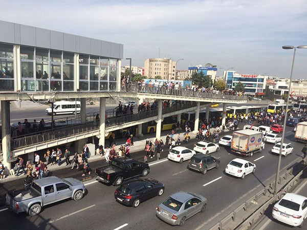Sefaköy'de metrobüsü karıştıran olay! Genç kız çığlık atınca