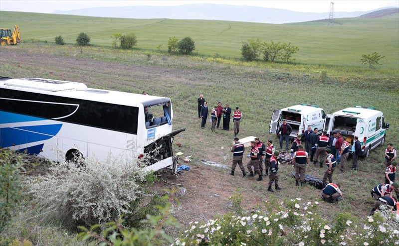 Ankara yolcu otobüsü devrildi olay yerinden ilk görüntüler