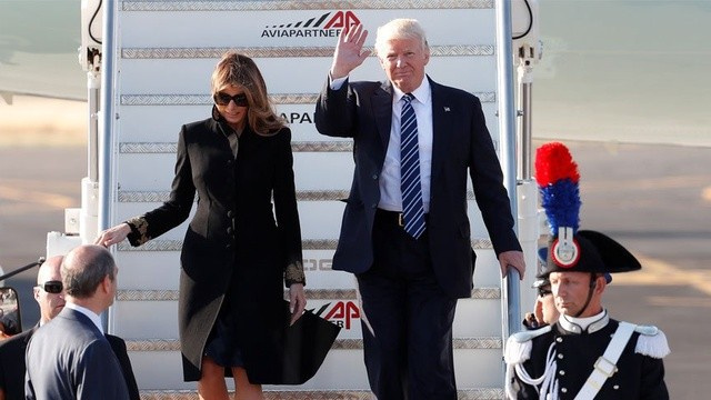 Donald Trump sonunda Melania'nın elini tutmayı başardı