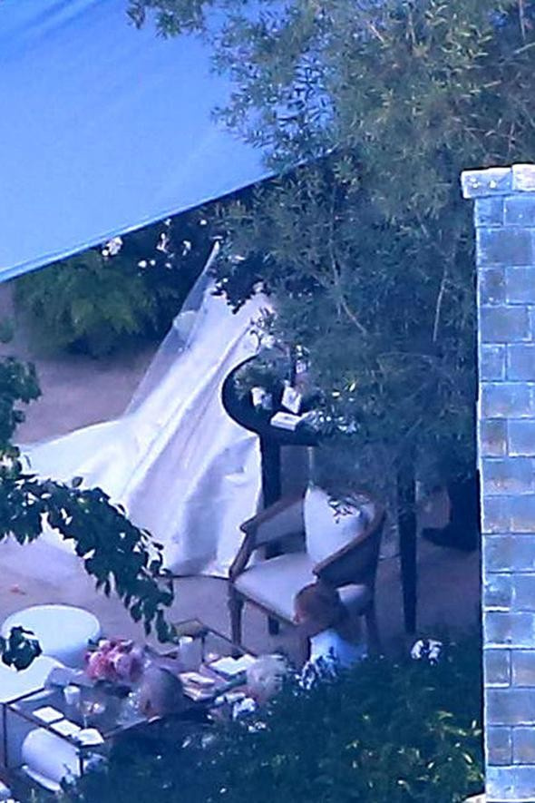 Miranda Kerr evlendi gelinliğinin sadece kuyruğu sızdı