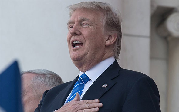 Trump, ABD ulusal marşını 'sallana sallana' söyledi!