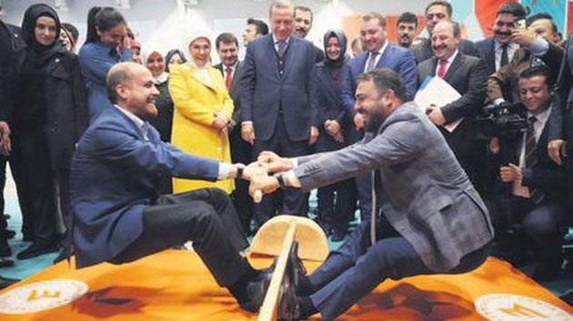 Bilal Erdoğan ve Hamza Yerlikaya'dan mas güreşi 