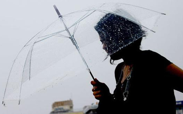 İstanbul'da sağanak yağış ve dolu hayatı olumsuz etkiledi