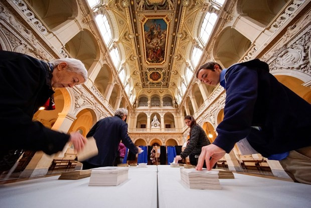 Fransa'da seçim günü ilk oylar sandıkta