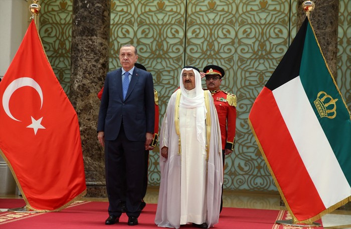 Erdoğan'a Kuveyt'te görkemli karşılama eğilip elini öptü!